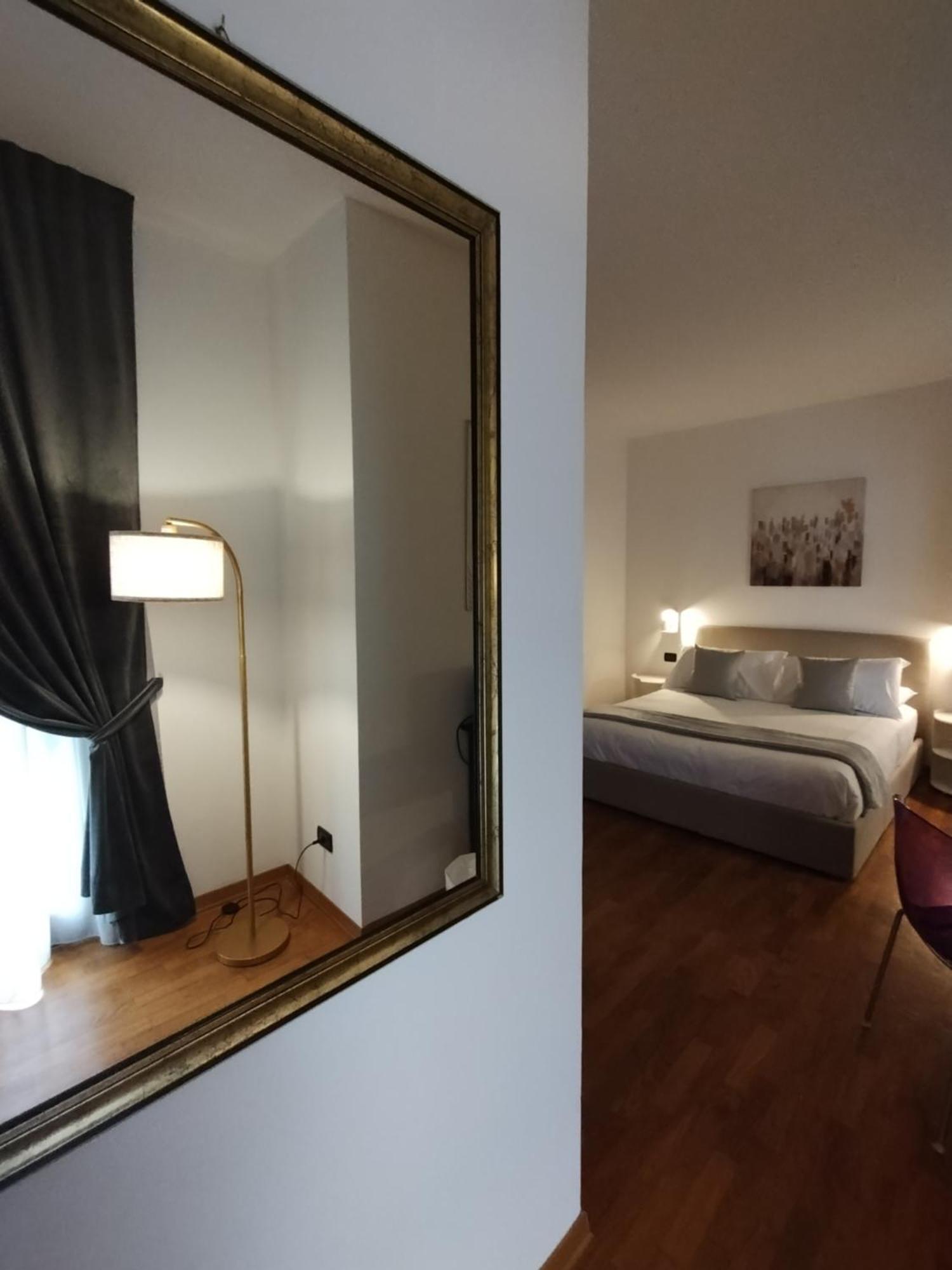 Palazzo Cusani Charming Rooms Vercelli Exterior photo