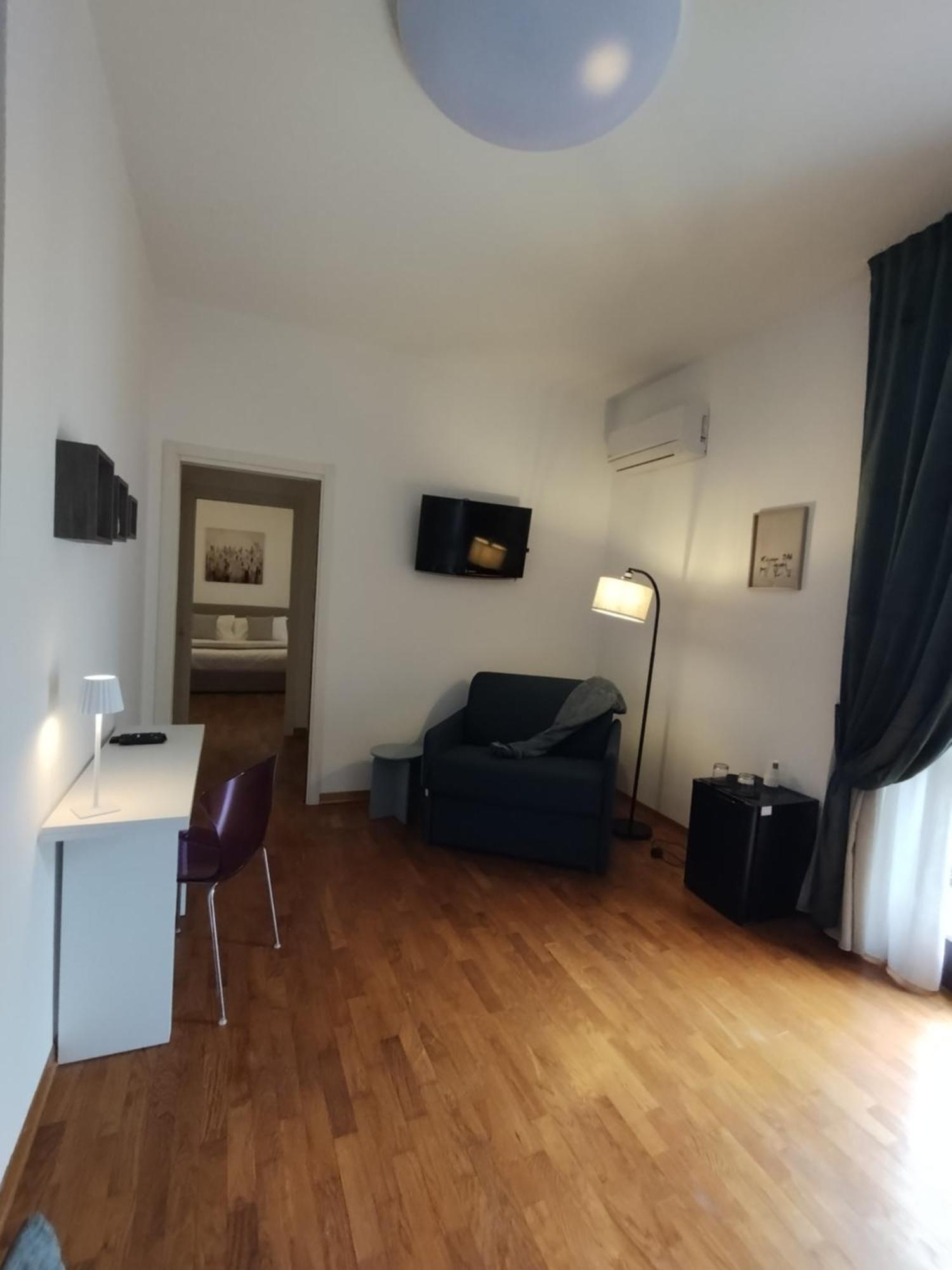 Palazzo Cusani Charming Rooms Vercelli Exterior photo