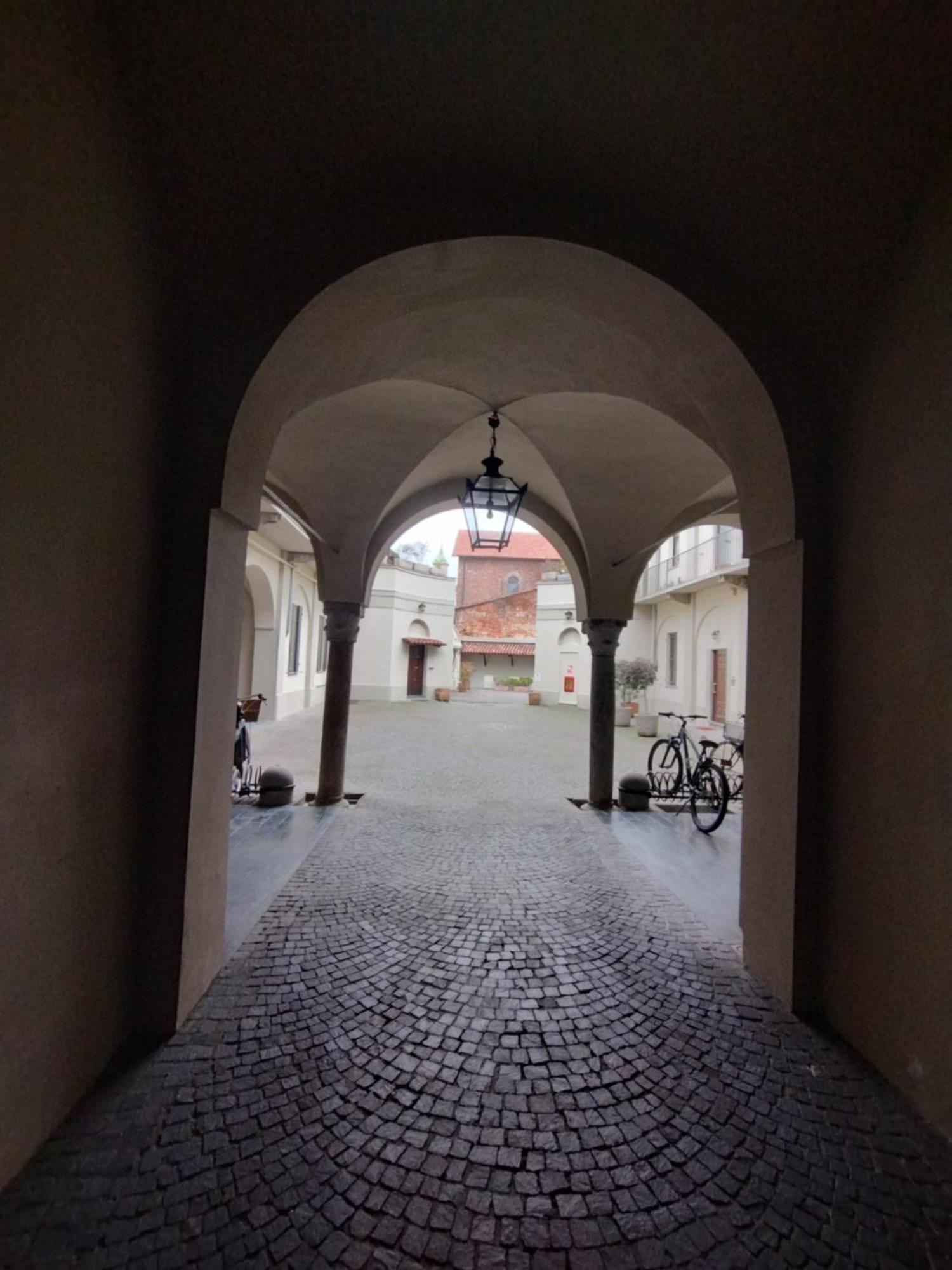 Palazzo Cusani Charming Rooms Vercelli Exterior photo