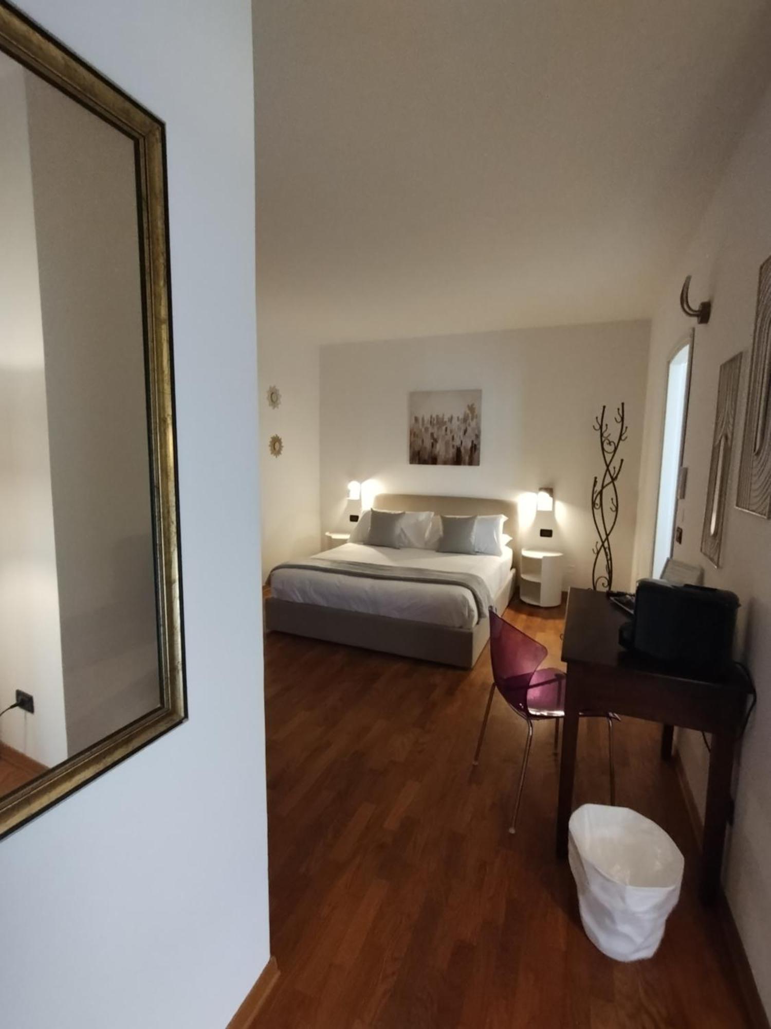 Palazzo Cusani Charming Rooms Vercelli Exterior photo