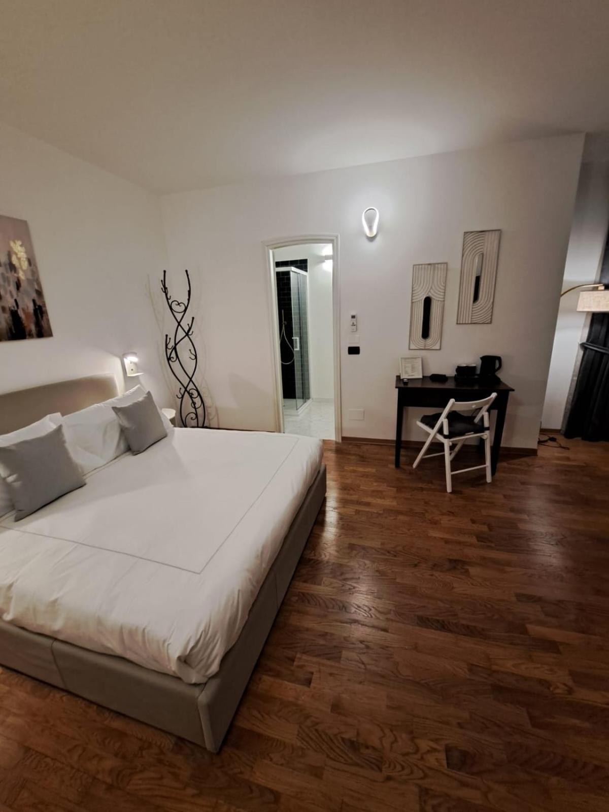 Palazzo Cusani Charming Rooms Vercelli Exterior photo