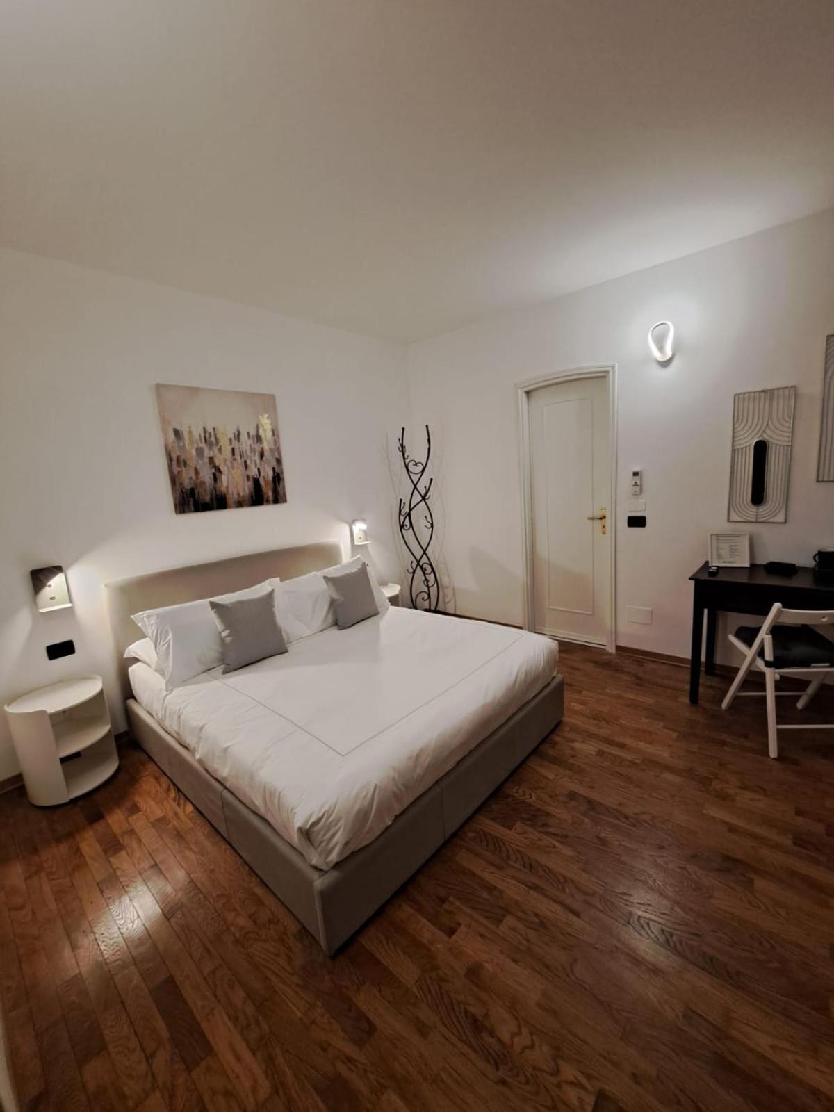 Palazzo Cusani Charming Rooms Vercelli Exterior photo