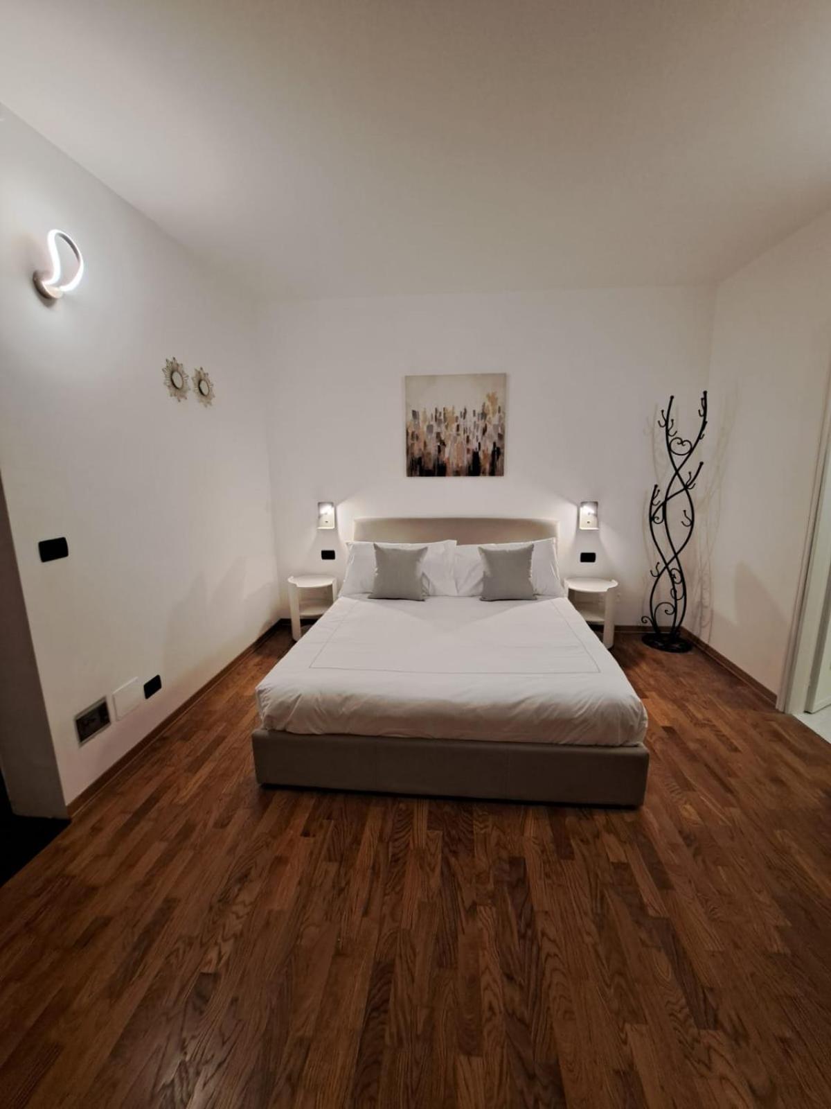 Palazzo Cusani Charming Rooms Vercelli Exterior photo